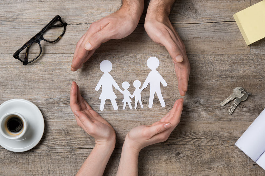 fotolia 107163116 mains entourent famille papier